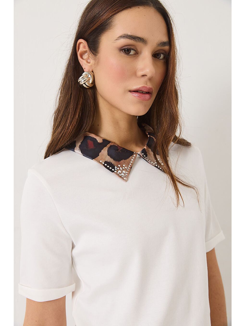 Beyaz Kadın Leopar Desenli Taş Detaylı Saten Polo Yaka Kısa Kollu T-Shirt