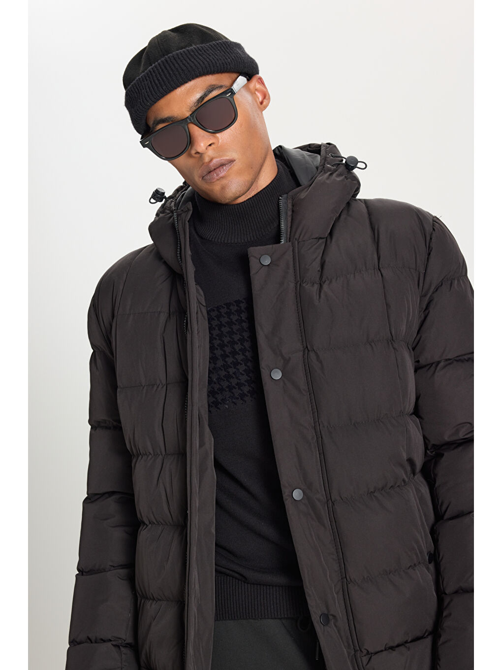 Erkek Siyah Standart Fit Normal Kesim Kapüşonlu Dik Yaka Yan Cepli Kaban-4