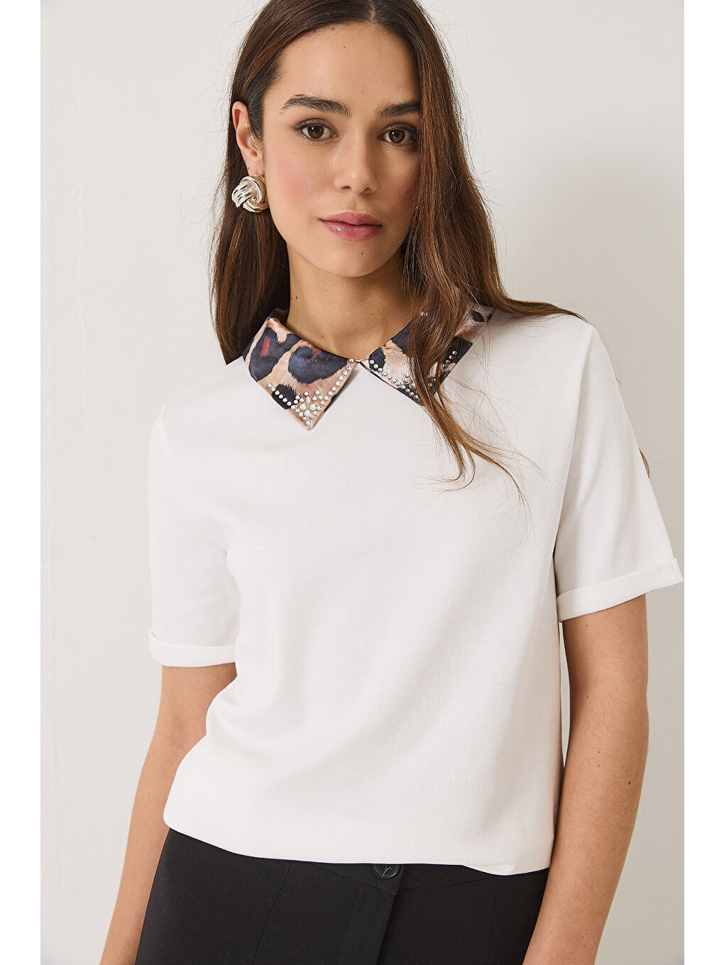 Beyaz Kadın Leopar Desenli Taş Detaylı Saten Polo Yaka Kısa Kollu T-Shirt-1