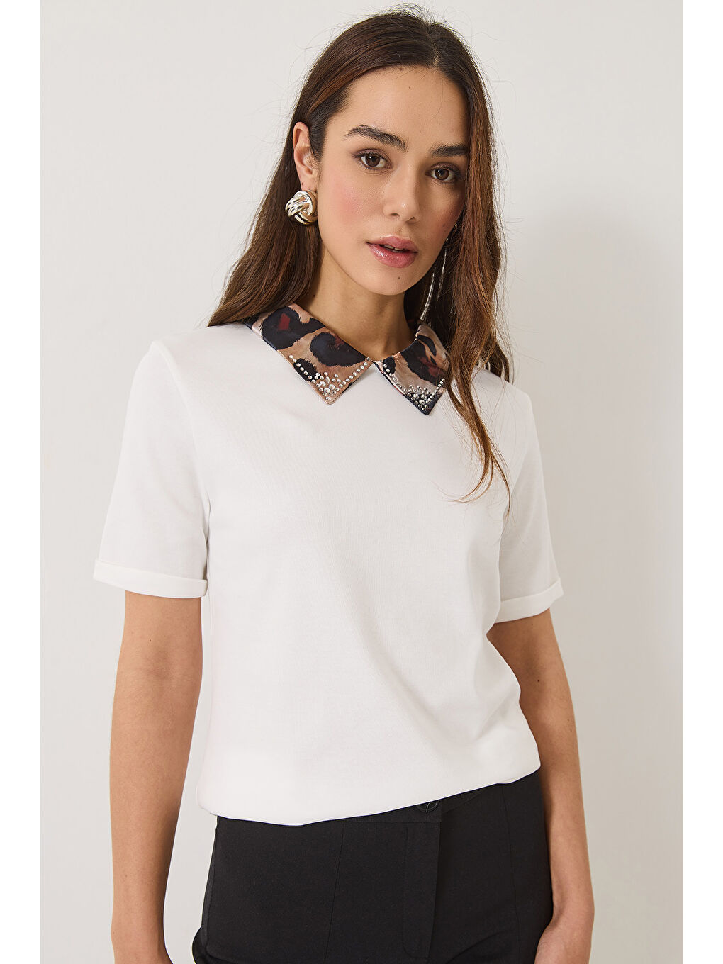 Beyaz Kadın Leopar Desenli Taş Detaylı Saten Polo Yaka Kısa Kollu T-Shirt-2