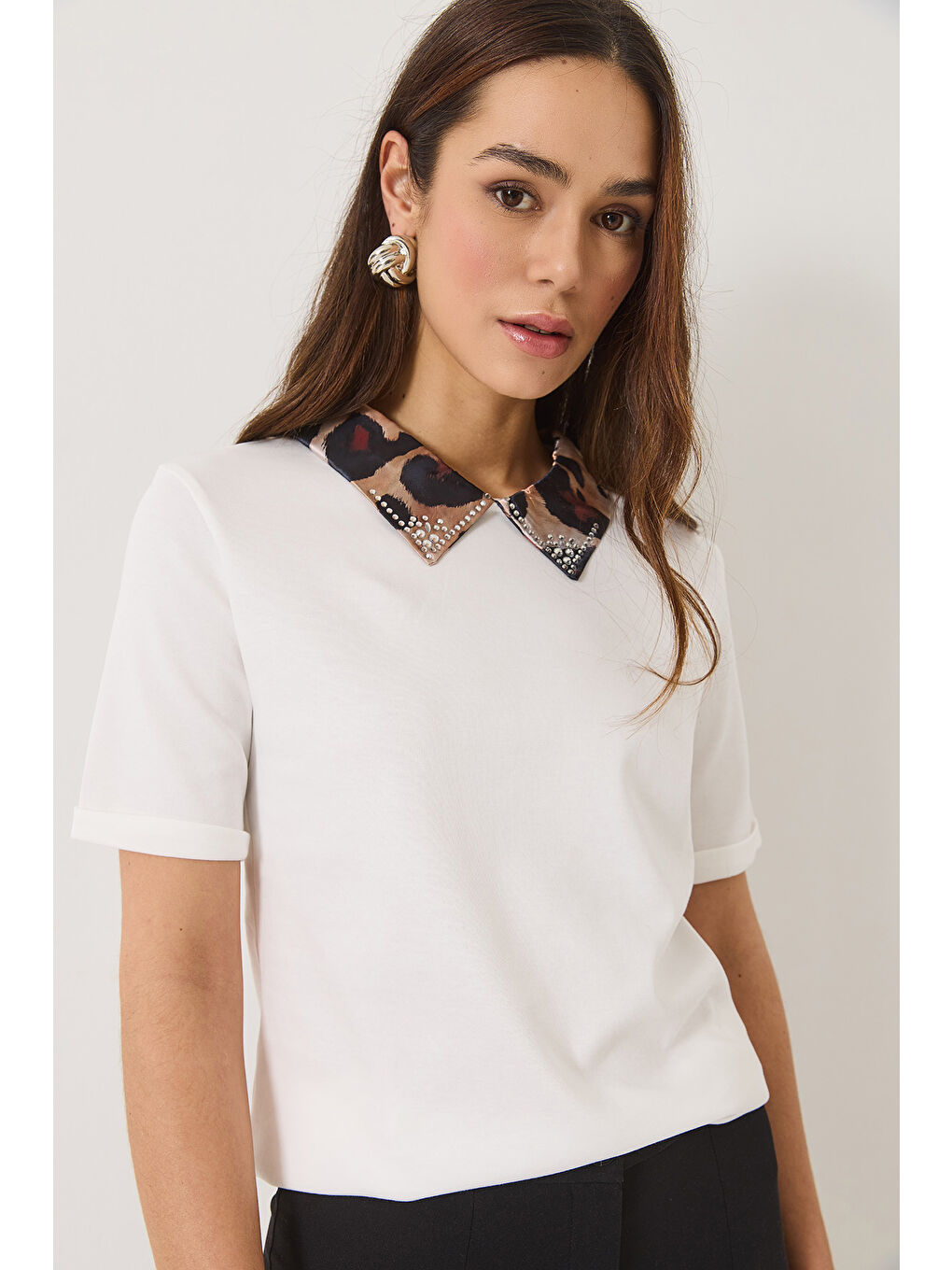 Beyaz Kadın Leopar Desenli Taş Detaylı Saten Polo Yaka Kısa Kollu T-Shirt-3
