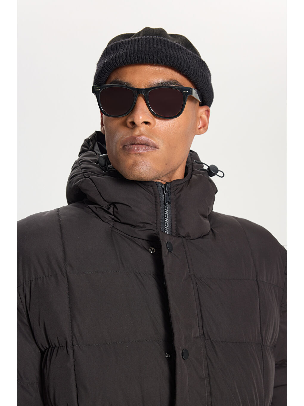 Erkek Siyah Standart Fit Normal Kesim Kapüşonlu Dik Yaka Yan Cepli Kaban-5