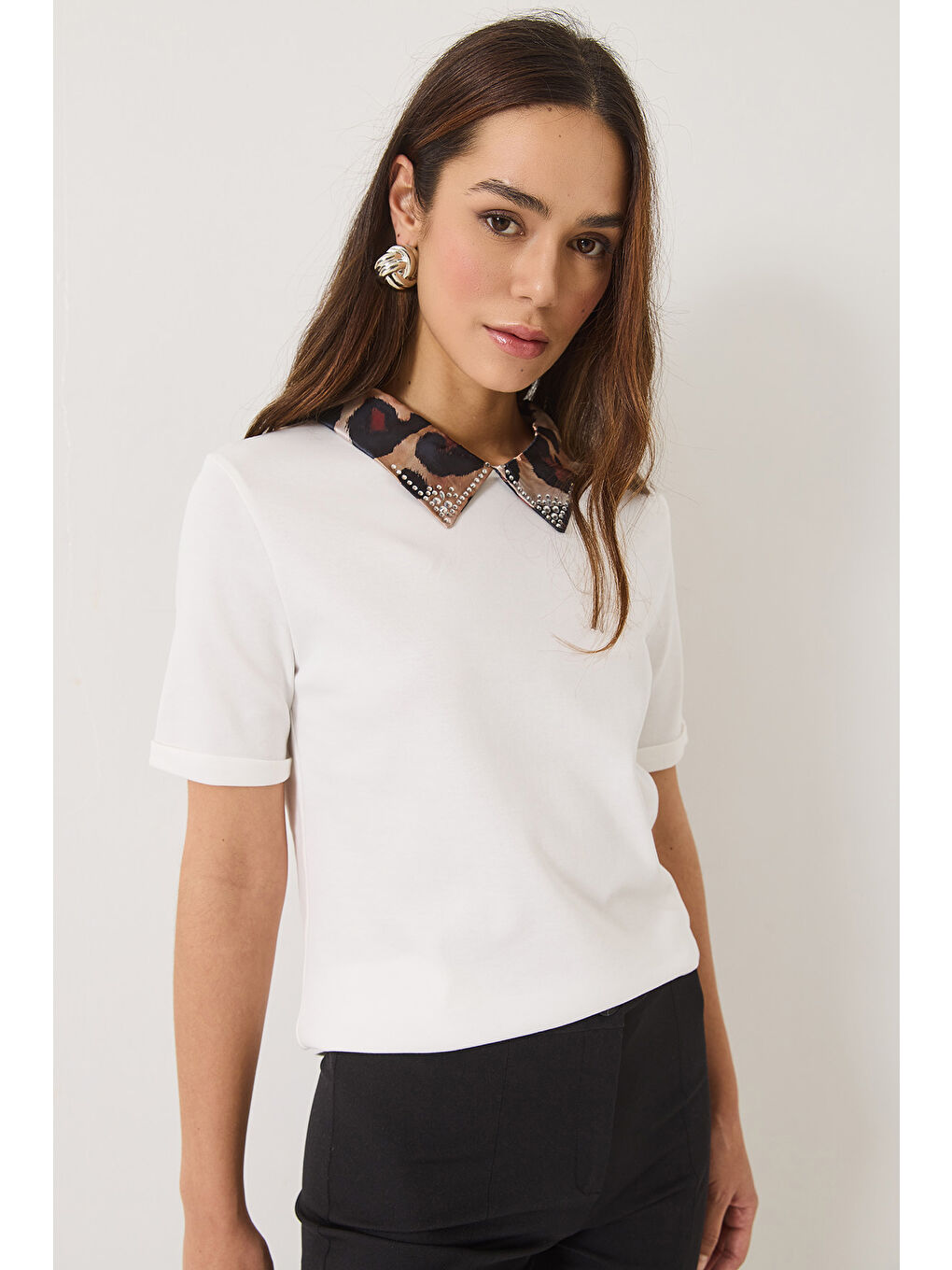 Beyaz Kadın Leopar Desenli Taş Detaylı Saten Polo Yaka Kısa Kollu T-Shirt-4