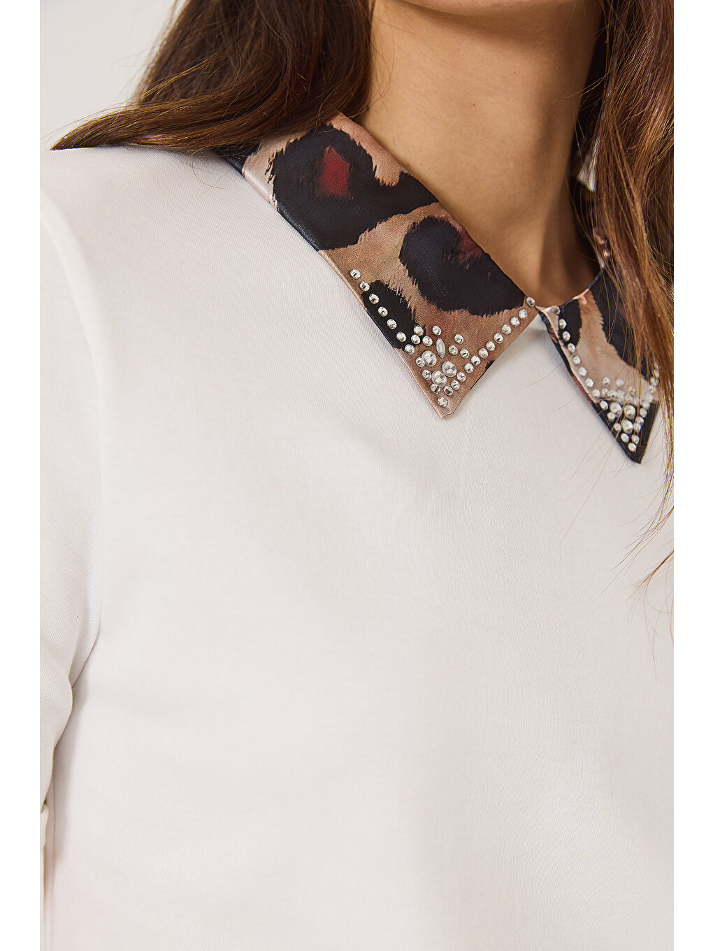 Beyaz Kadın Leopar Desenli Taş Detaylı Saten Polo Yaka Kısa Kollu T-Shirt-5