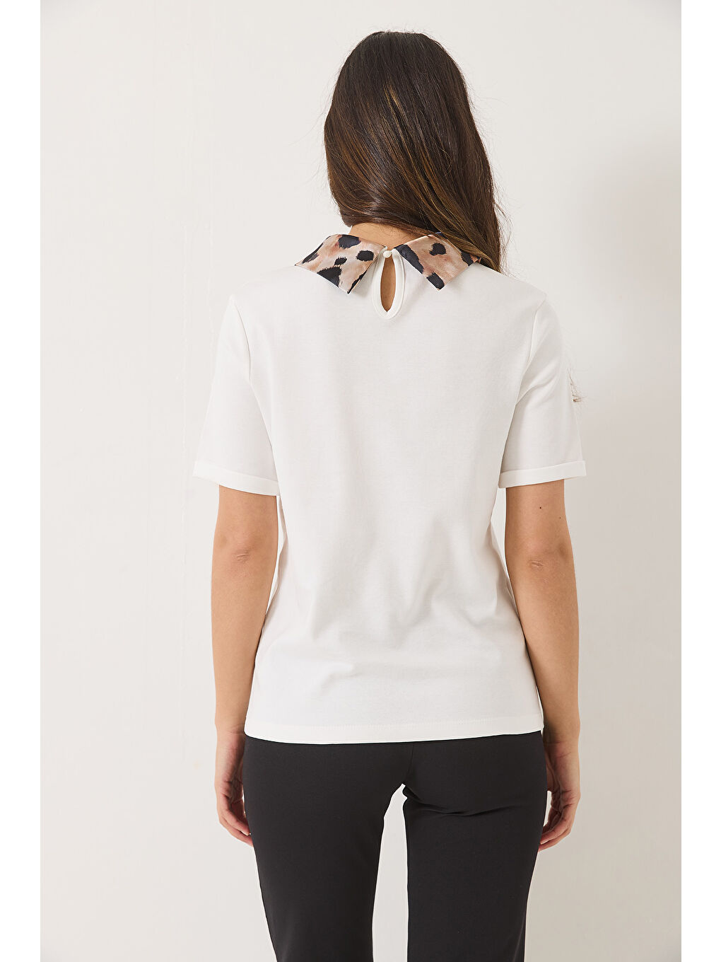 Beyaz Kadın Leopar Desenli Taş Detaylı Saten Polo Yaka Kısa Kollu T-Shirt-6