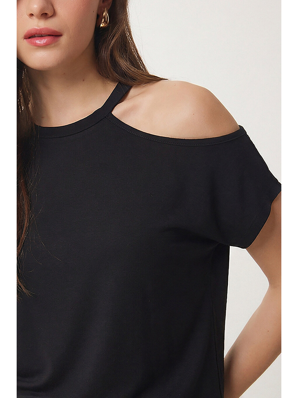 Siyah Cut Out Detaylı Viskon Bluz 1804 SİYAH LRN0004-2