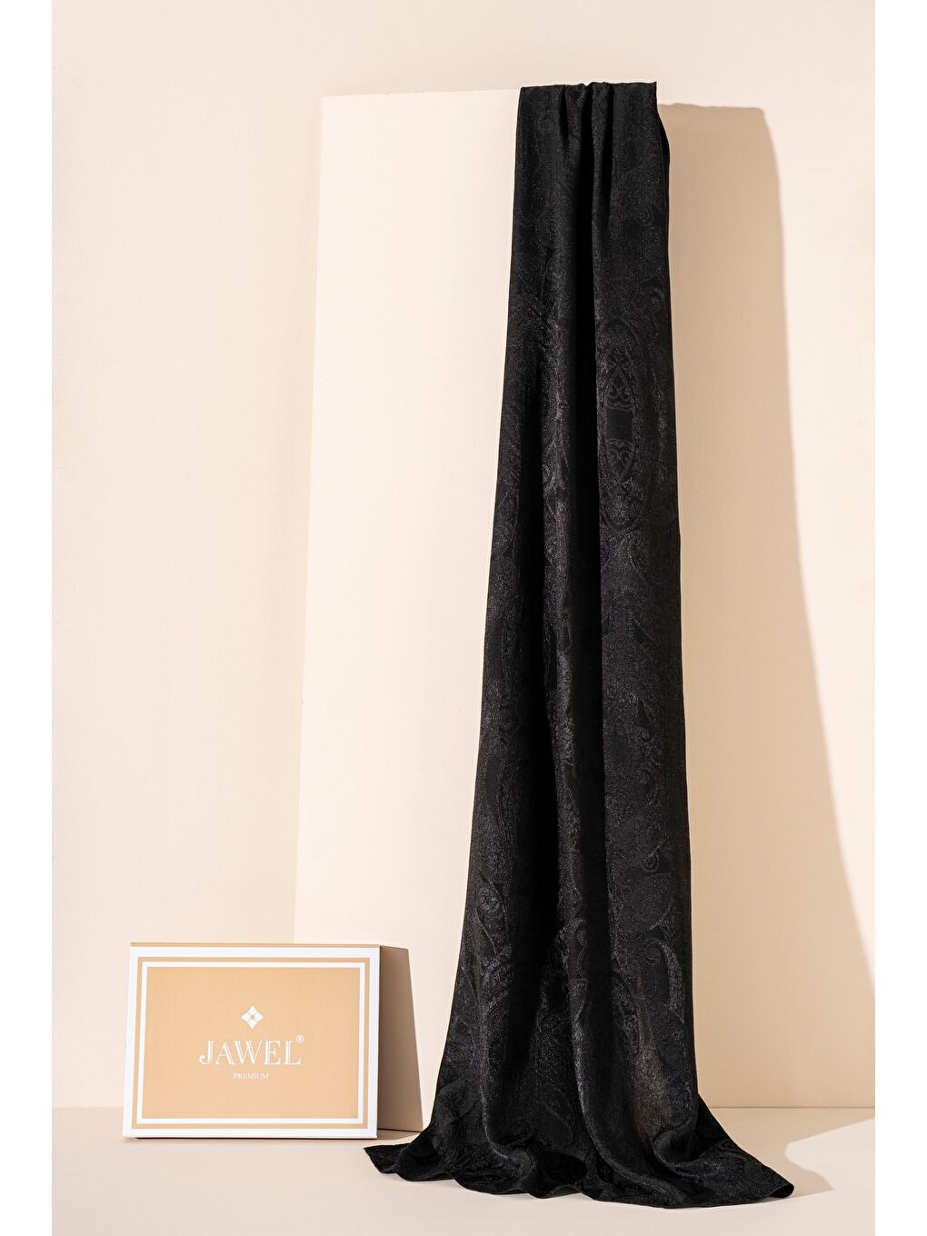 Siyah Kadın Pirsus Modal Floş Şal