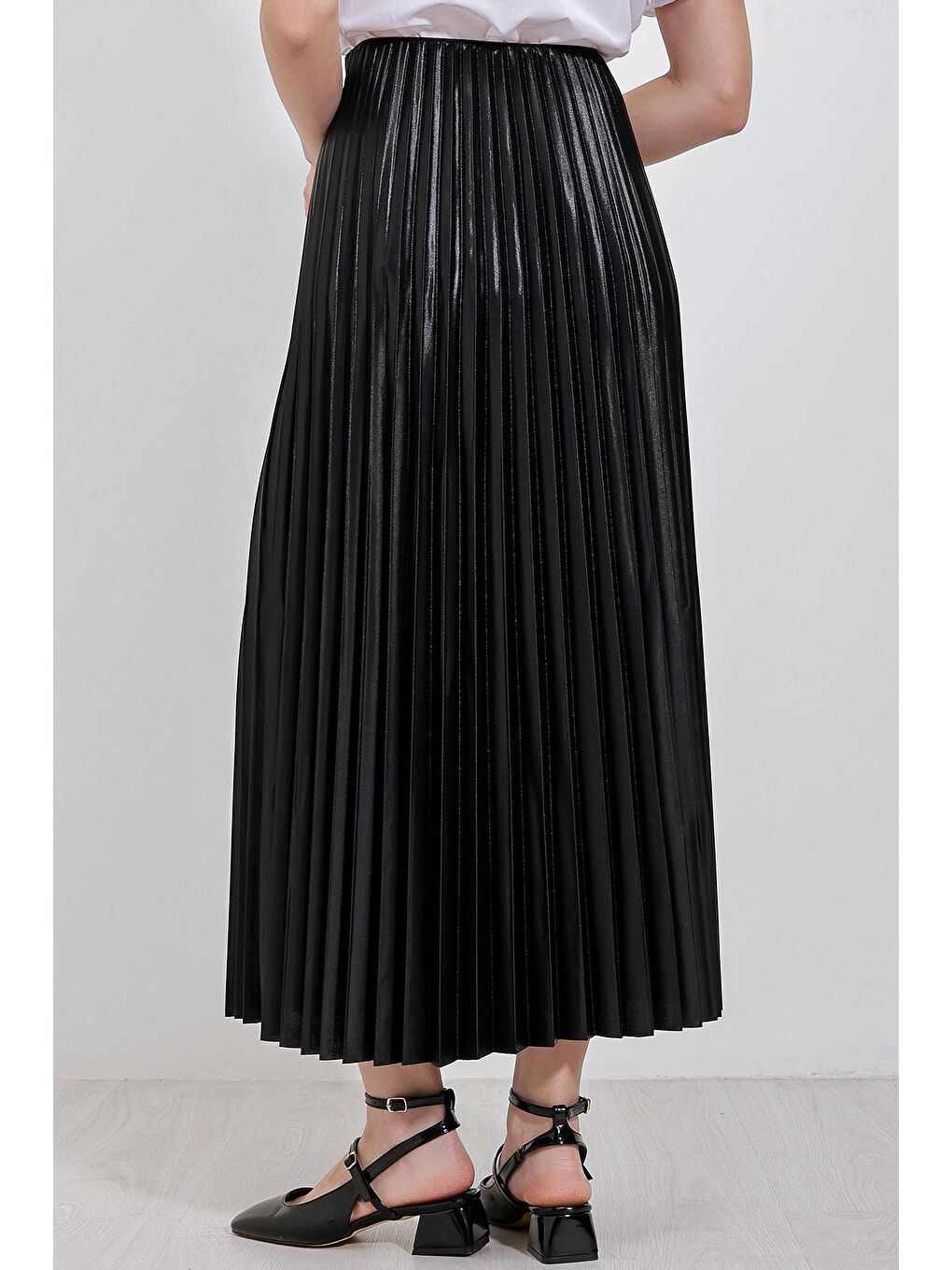 8009 Deri Görünümlü Piliseli Etek - Siyah-5