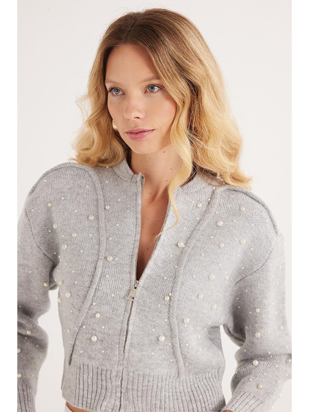 Kadın Regular Fit Klasik Kesim İnci İşlemeli Gri Hırka-1