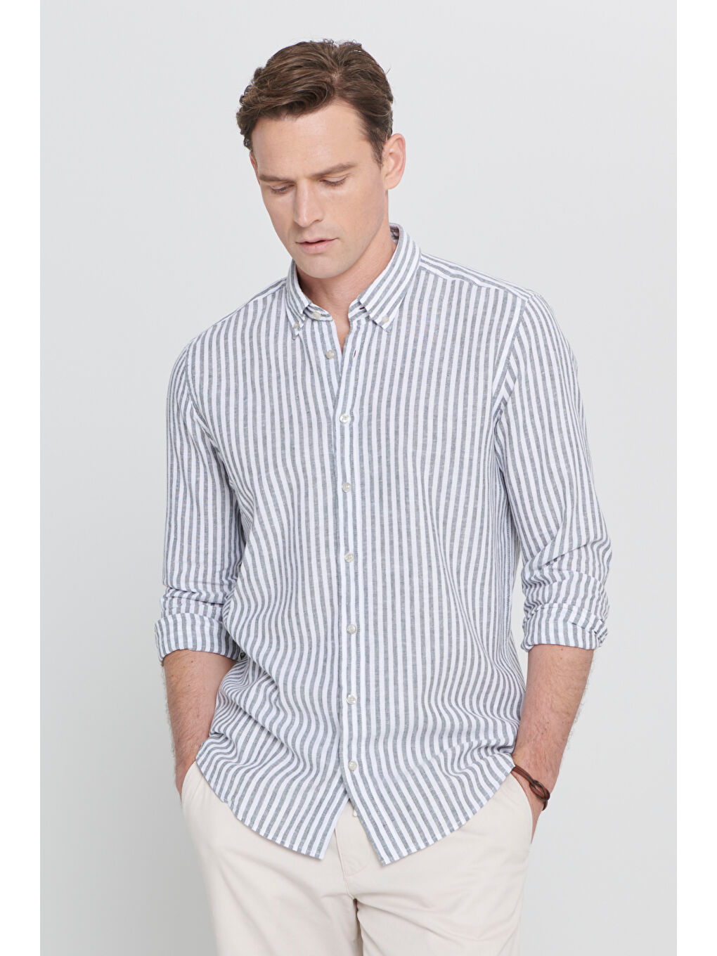 Erkek Beyaz-Haki Slim Fit Dar Kesim Düğmeli Yaka Çizgili Keten Gömlek-3