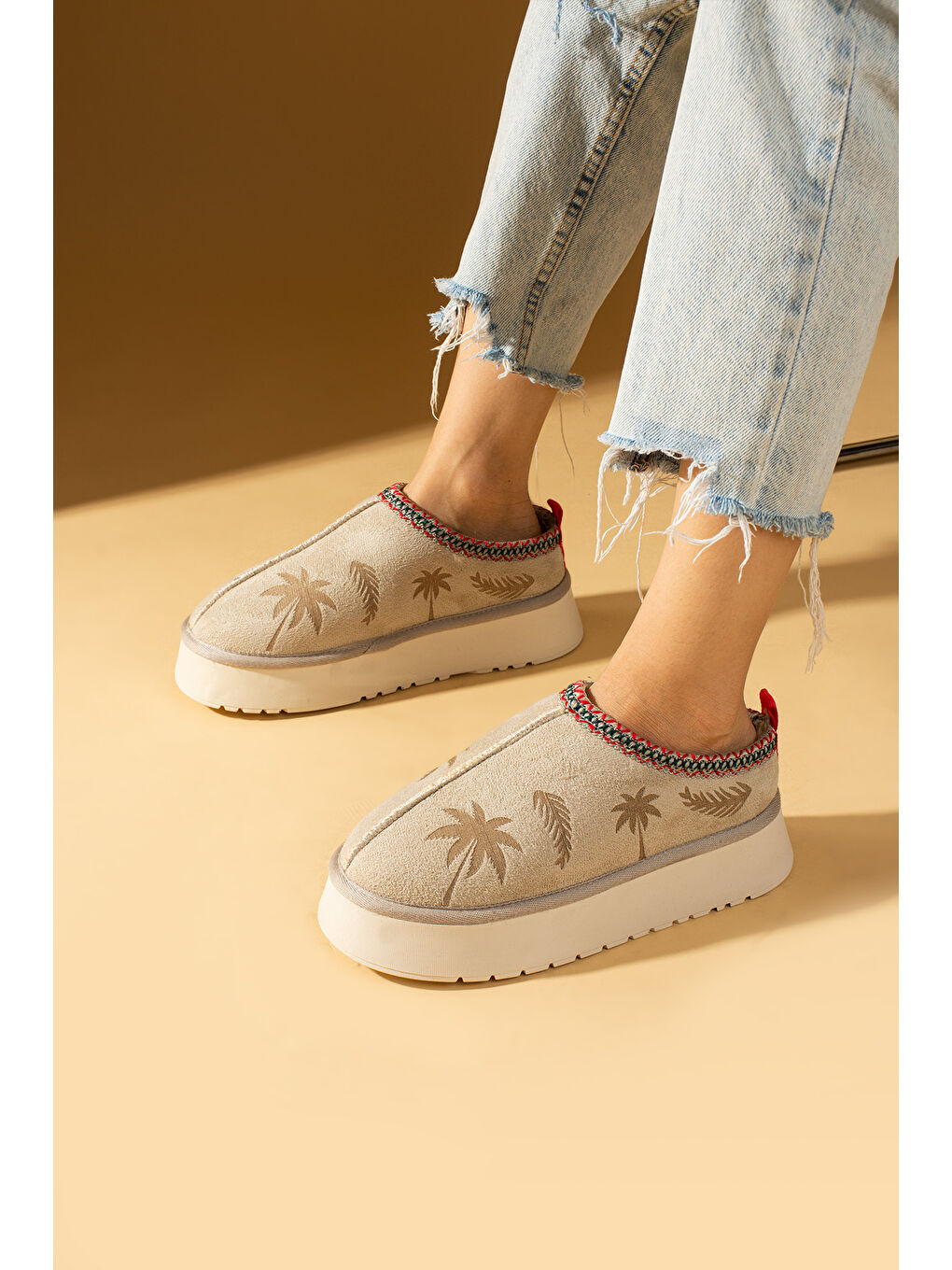 Bej Kalın Taban İçi Kürklü Palmiye Desenli Kadın Ev Terliği 007-2000-23Çiçek-2