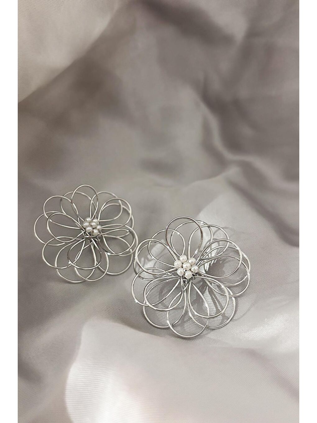 Gri Hafif Kamelya Çiçek Küpe