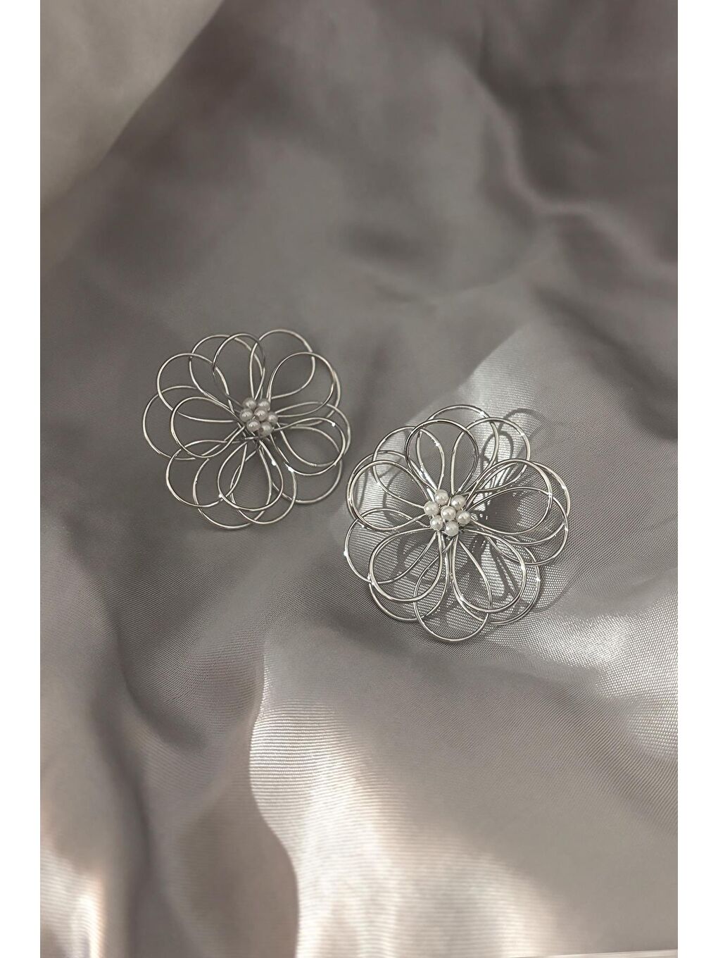 Gri Hafif Kamelya Çiçek Küpe-1