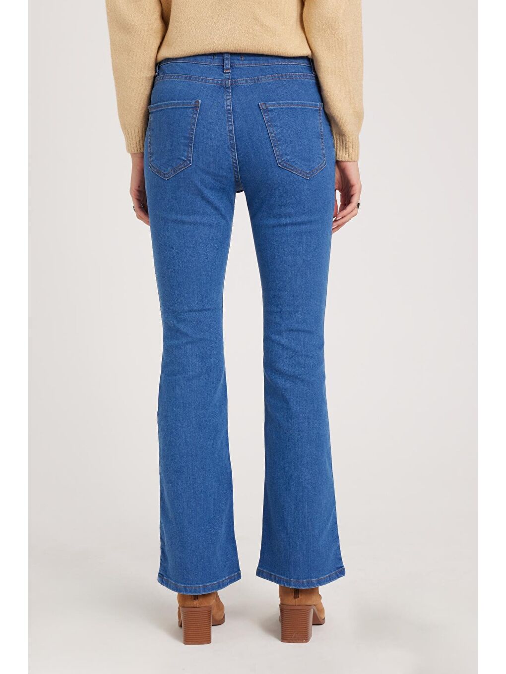 Kadın Regular Fit Klasik Kesim Pamuklu İspanyol Paça Mavi Jean Jean Pantolon-6