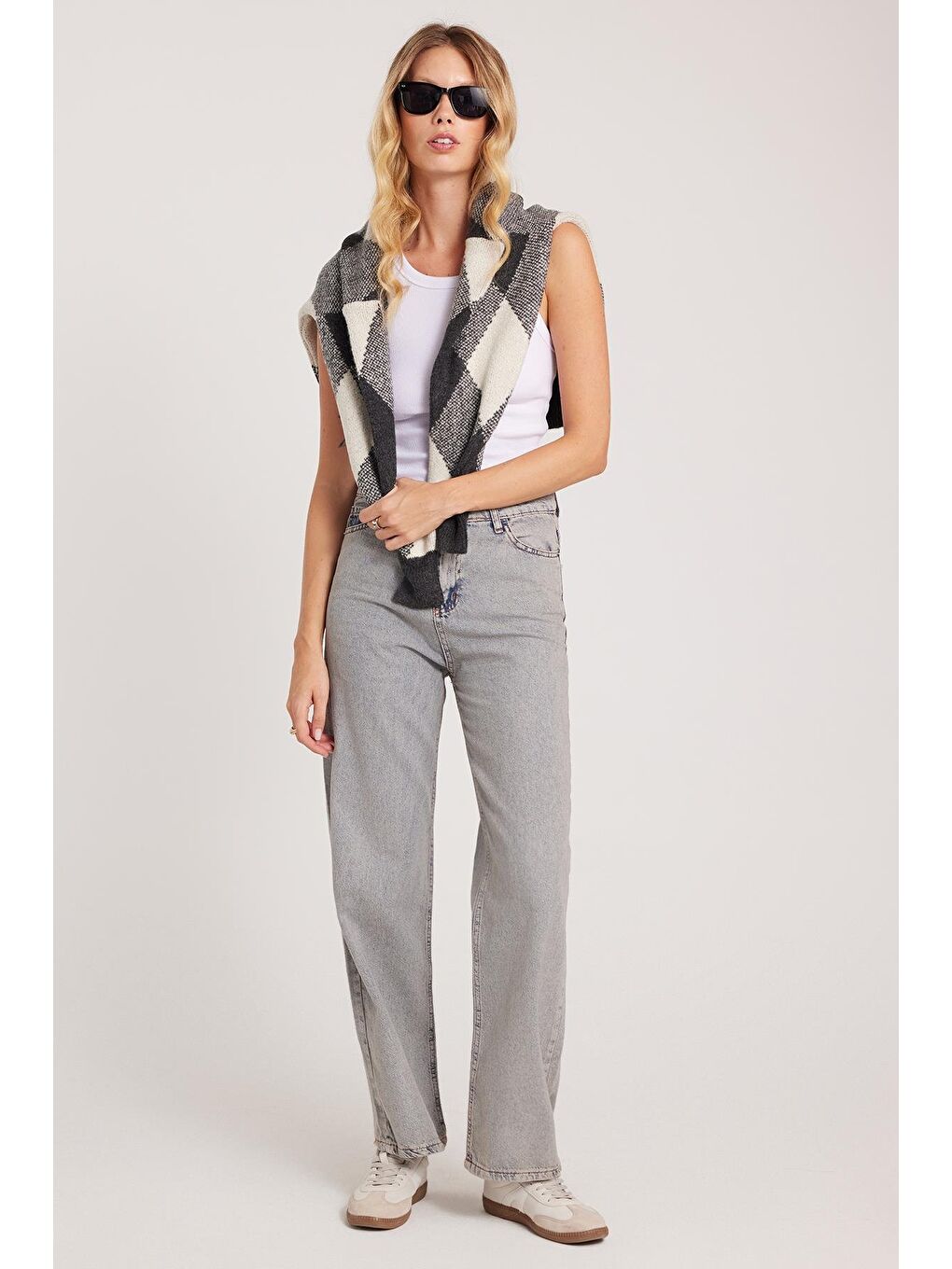 Kadın Regular Fit Klasik Kesim Pamuklu Bol Paça Koyu Açık Gri Jean Pantolon-1