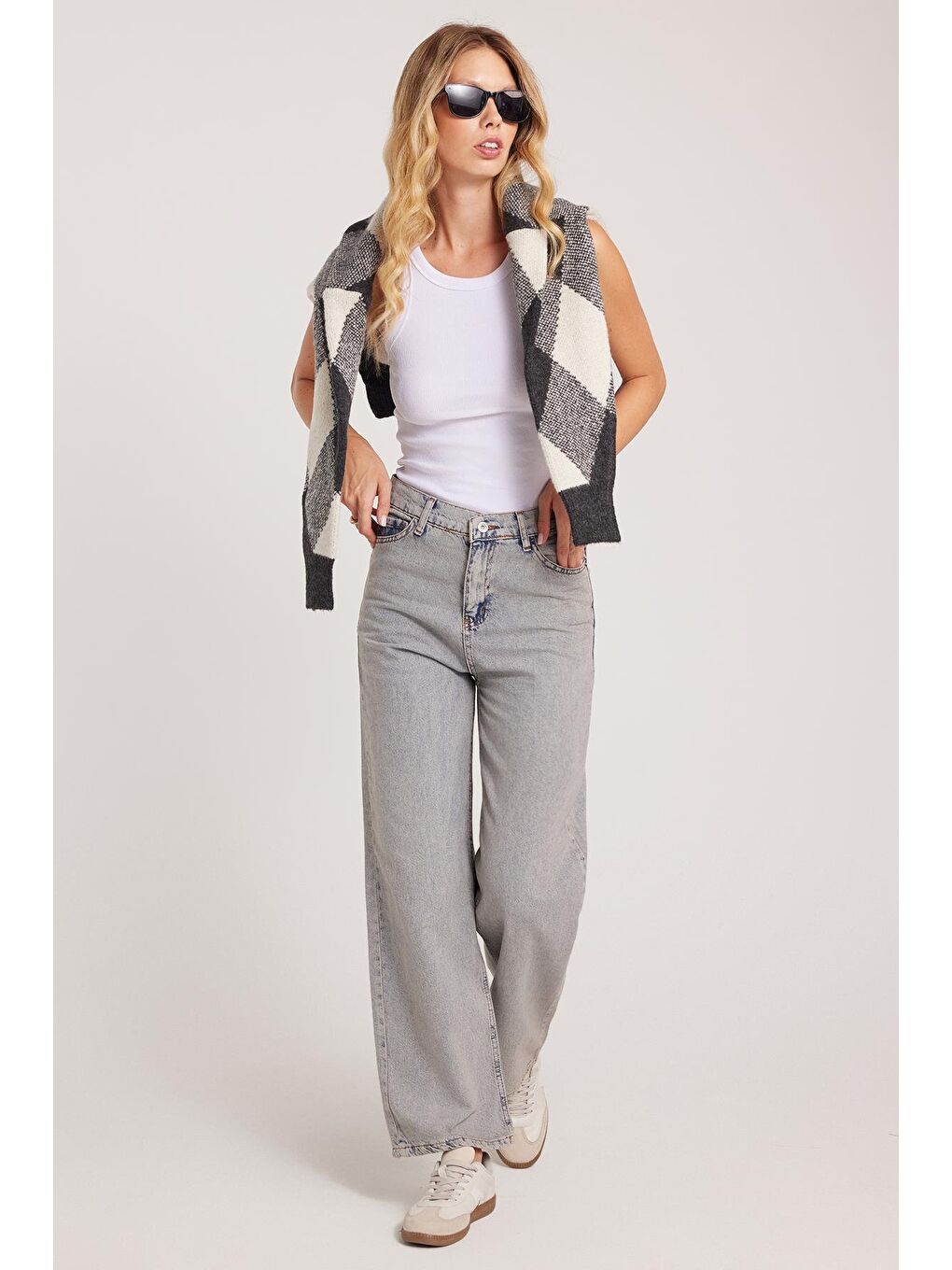 Kadın Regular Fit Klasik Kesim Pamuklu Bol Paça Koyu Açık Gri Jean Pantolon-3