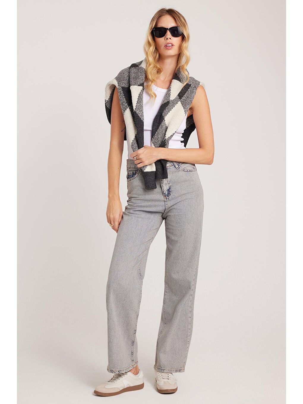 Kadın Regular Fit Klasik Kesim Pamuklu Bol Paça Koyu Açık Gri Jean Pantolon-4