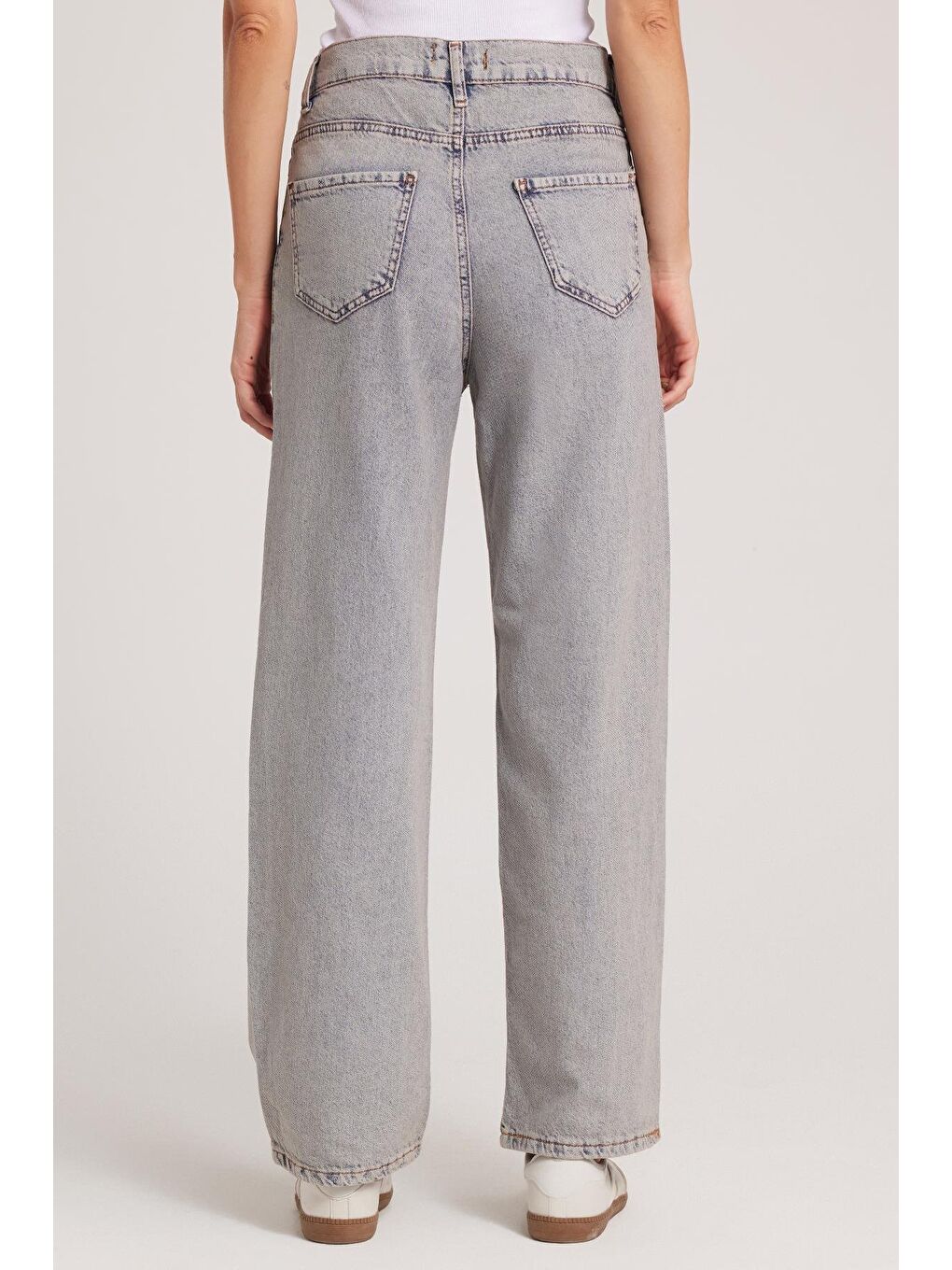 Kadın Regular Fit Klasik Kesim Pamuklu Bol Paça Koyu Açık Gri Jean Pantolon-6