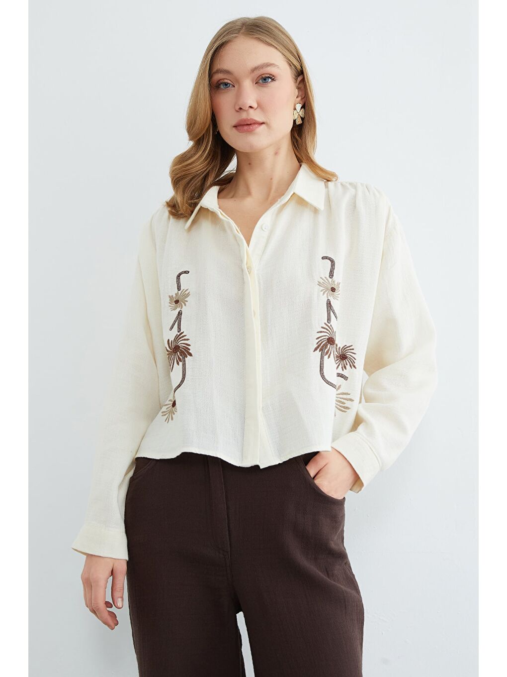 Ekru Çiçek Nakışlı Müslin Kumaş Gömlek