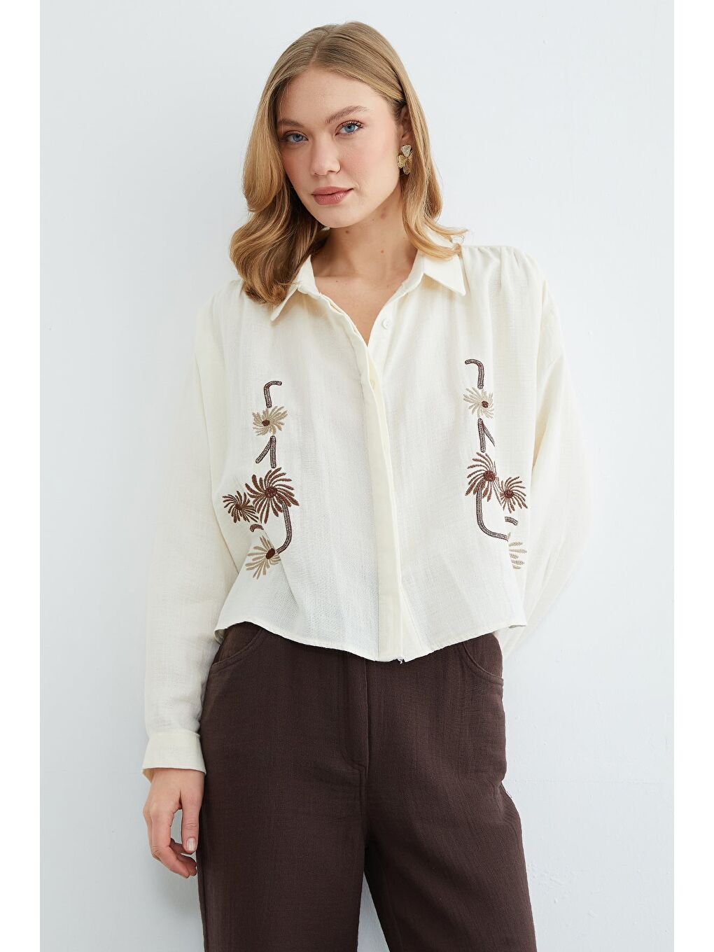 Ekru Çiçek Nakışlı Müslin Kumaş Gömlek-2