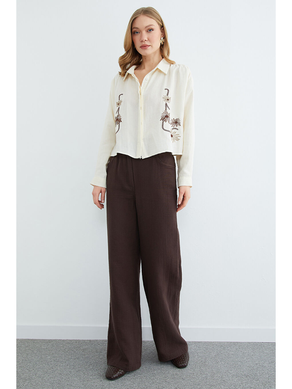 Ekru Çiçek Nakışlı Müslin Kumaş Gömlek-3