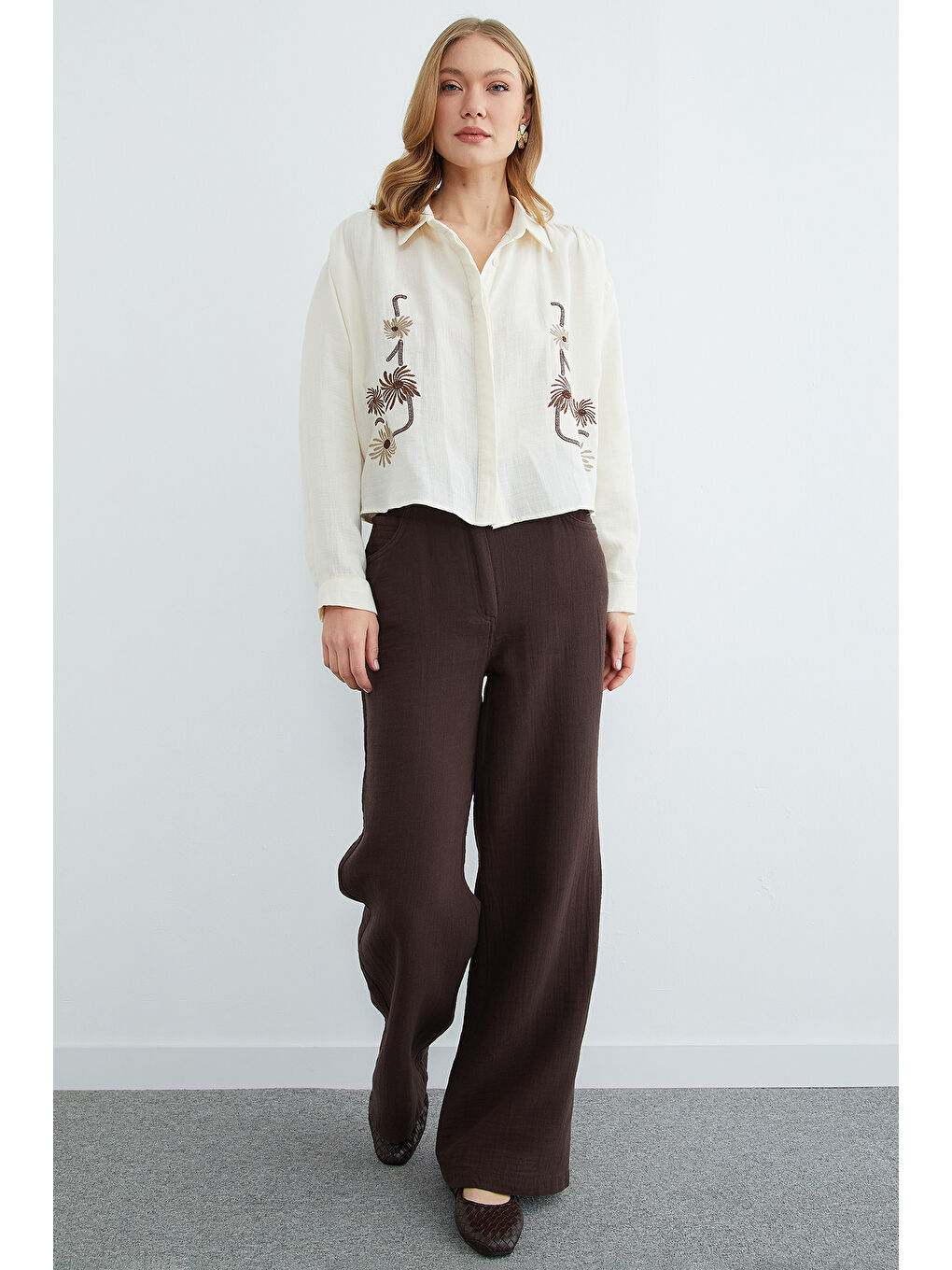 Ekru Çiçek Nakışlı Müslin Kumaş Gömlek-4