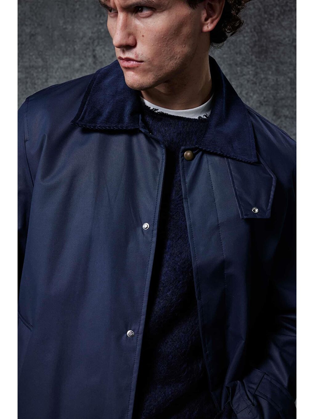 Erkek Relax Fit Kadife Yaka Detaylı Uzun Trençkot Lacivert-3