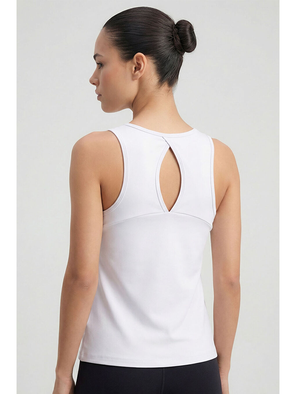 Beyaz Standart Fit Çapraz Sırt Detaylı Kadın Spor Atlet - 97296-4