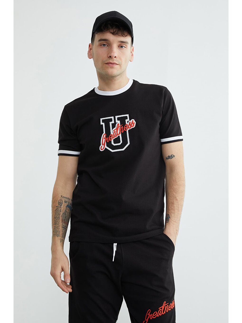 Siyah Biyeli Yazı Nakışlı Bisiklet Yaka Tişört