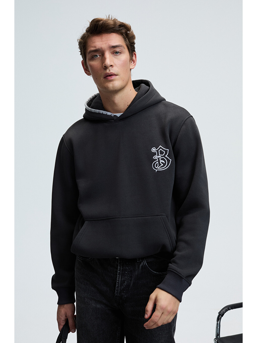 Grover Erkek Kapüşonlu Süs Dikiş Detaylı Göğsü Nakışlı Kanguru Cepli Antrasit Sweatshirt