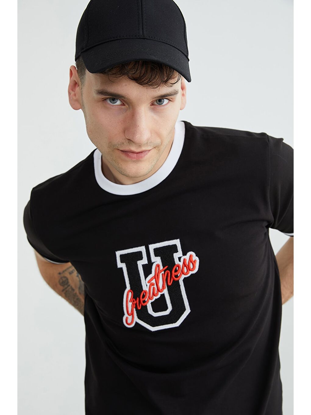 Siyah Biyeli Yazı Nakışlı Bisiklet Yaka Tişört-1