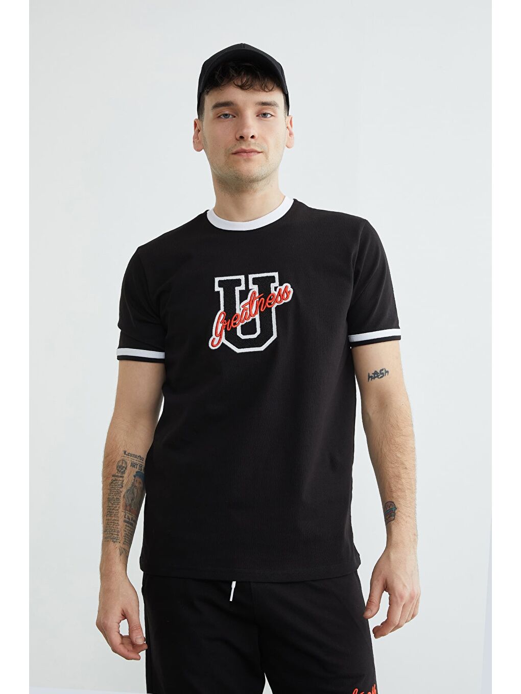 Siyah Biyeli Yazı Nakışlı Bisiklet Yaka Tişört-2