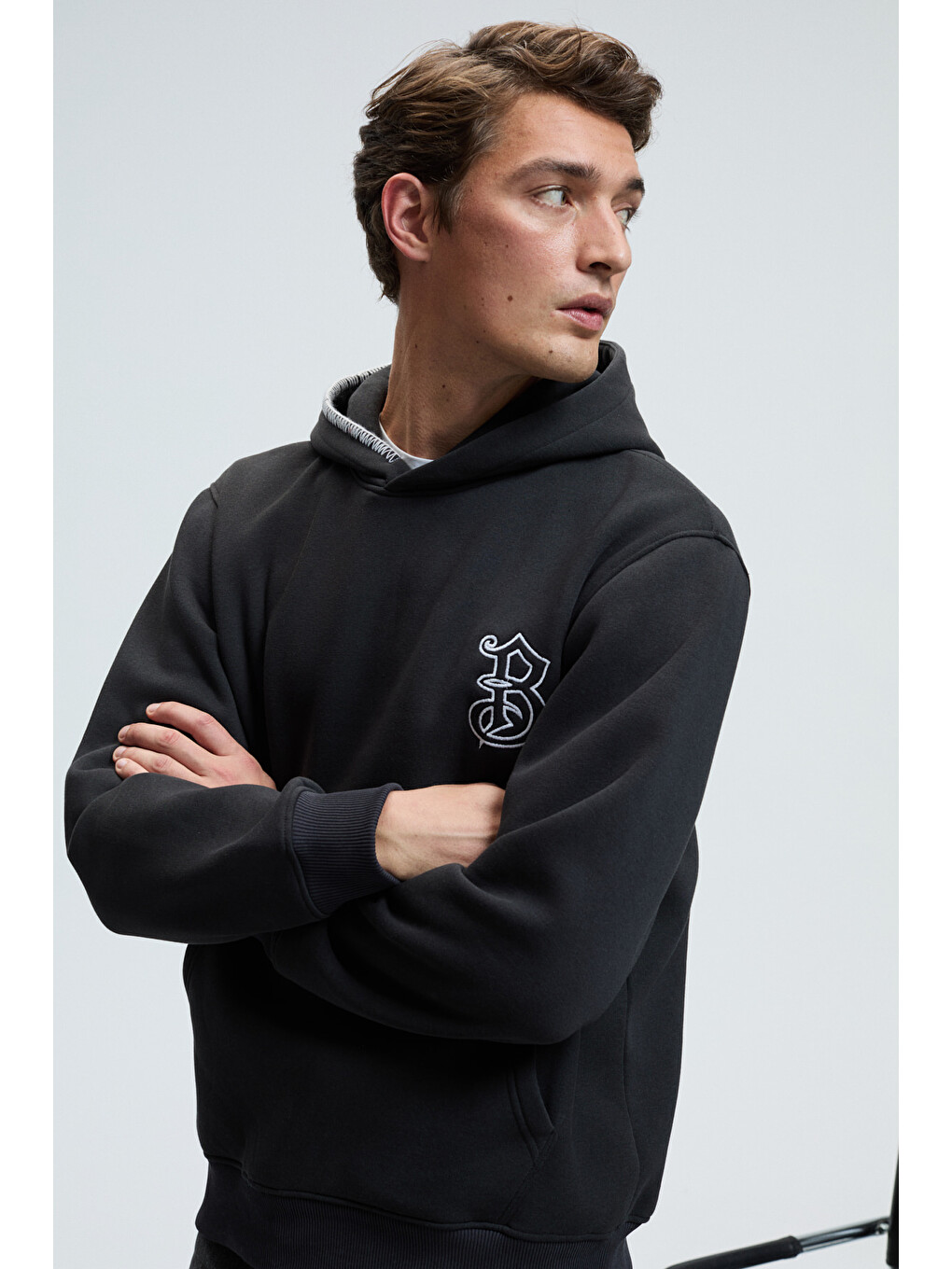Grover Erkek Kapüşonlu Süs Dikiş Detaylı Göğsü Nakışlı Kanguru Cepli Antrasit Sweatshirt-2