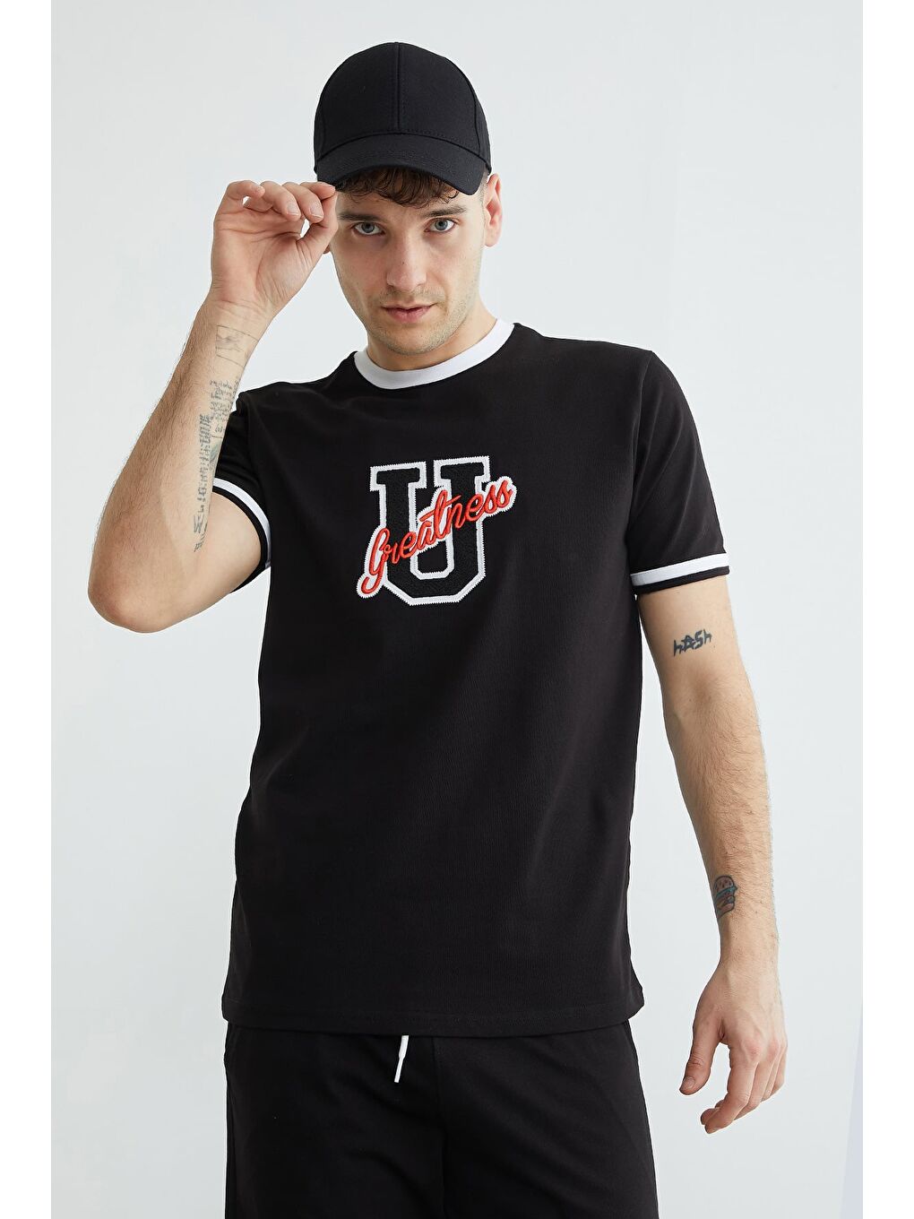 Siyah Biyeli Yazı Nakışlı Bisiklet Yaka Tişört-3
