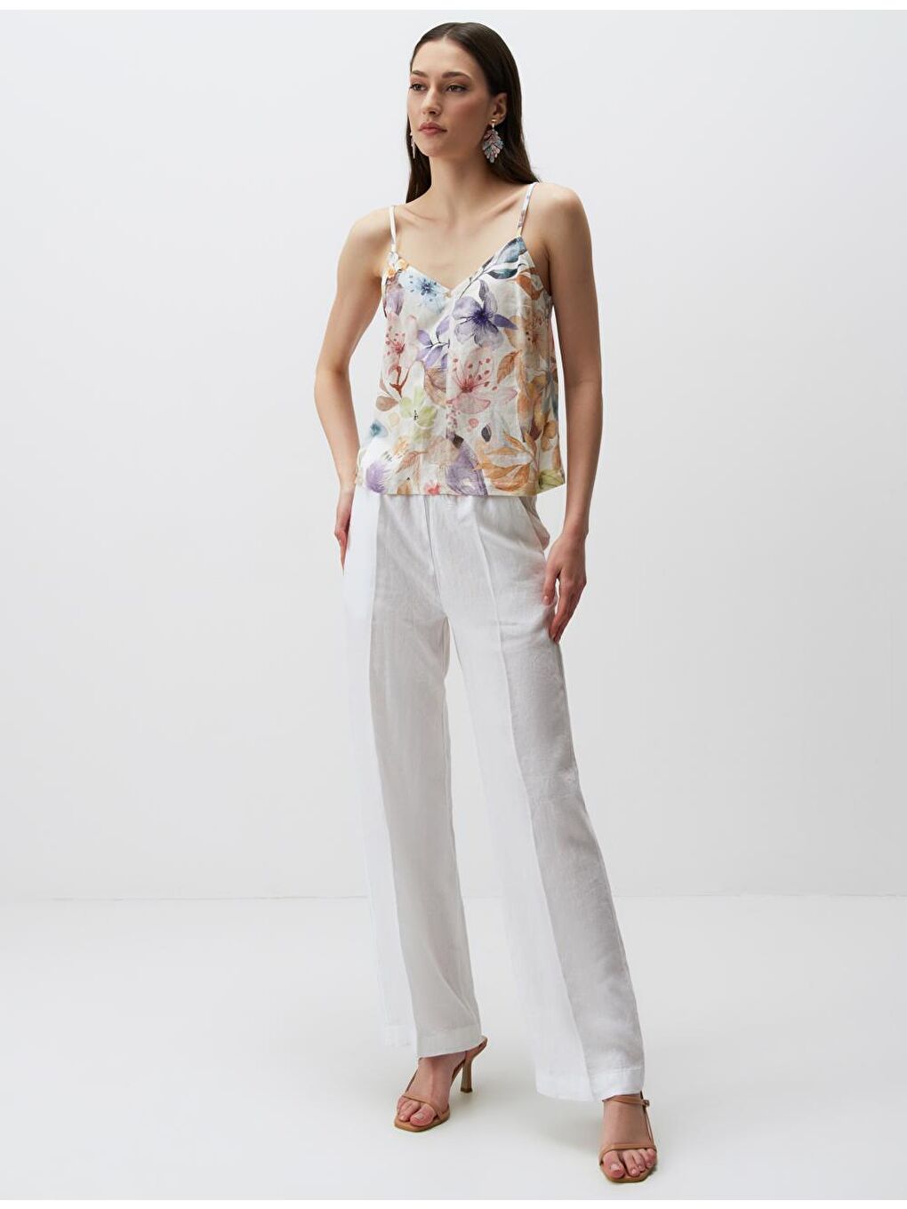 Ekru Askılı V Yaka Çiçek Desenli Keten Bluz-1