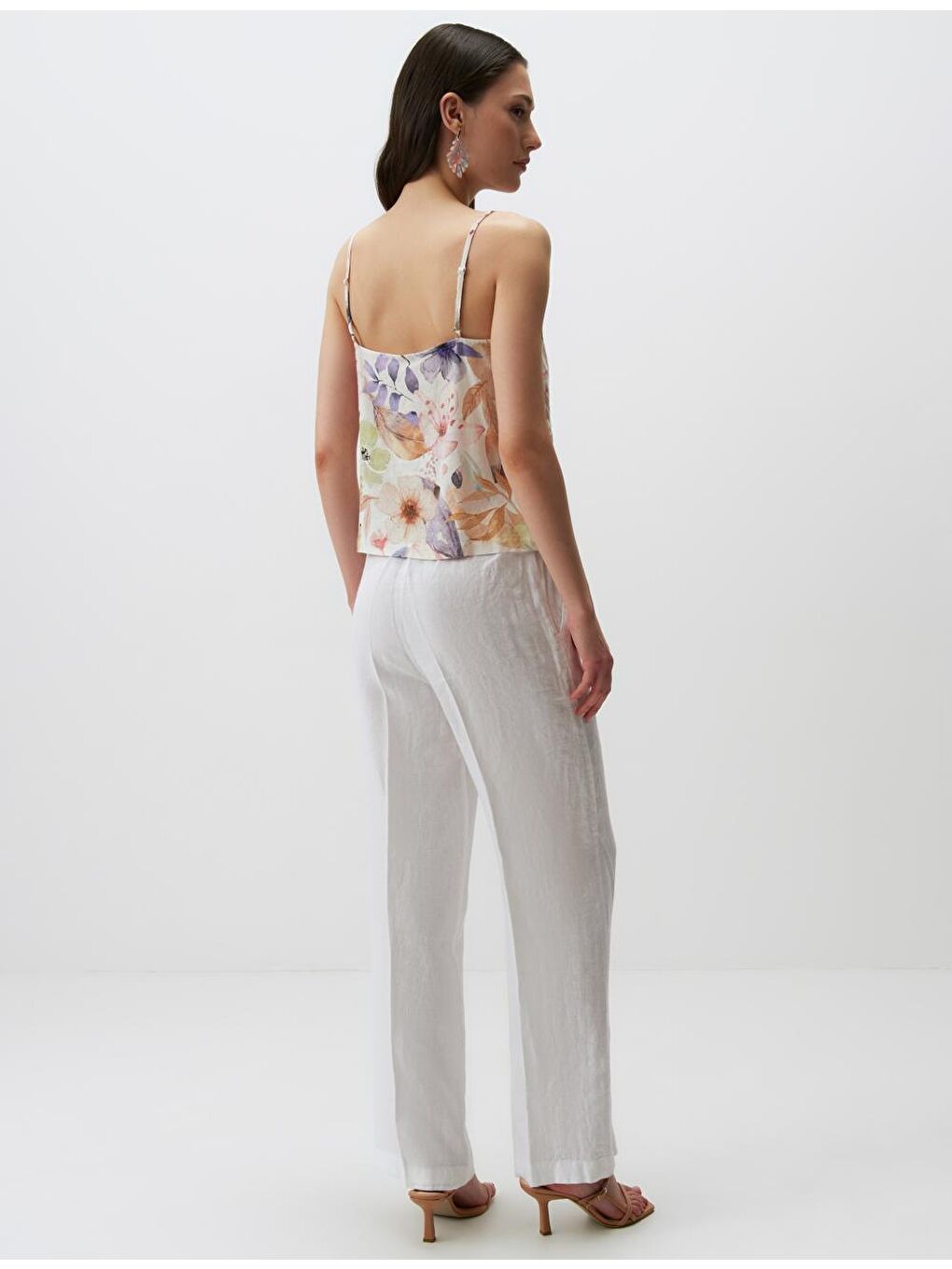 Ekru Askılı V Yaka Çiçek Desenli Keten Bluz-4