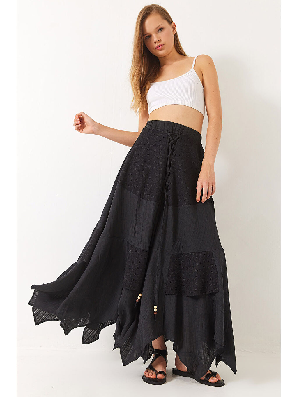 Siyah Kadın Brode Parçalı Astarlı Asimetrik Etek