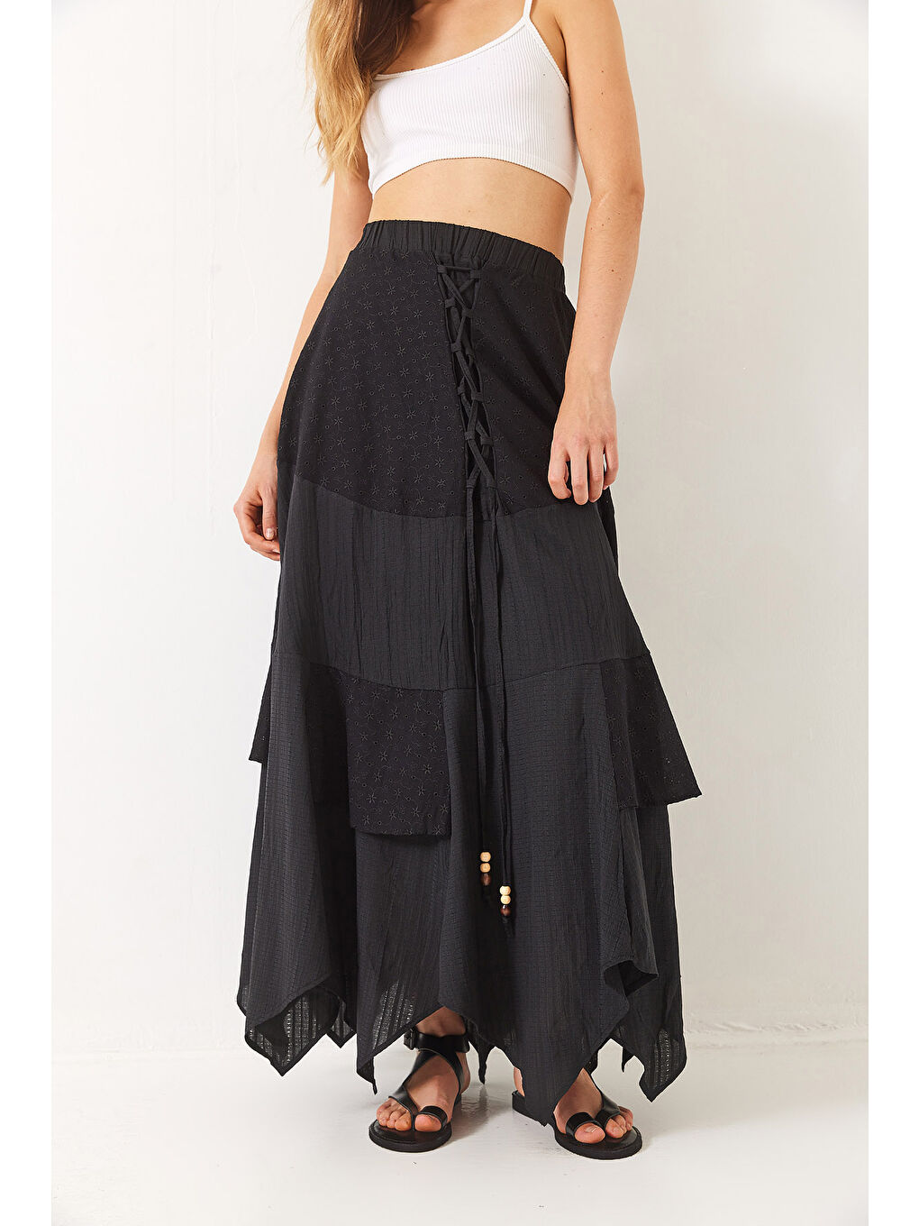 Siyah Kadın Brode Parçalı Astarlı Asimetrik Etek-3