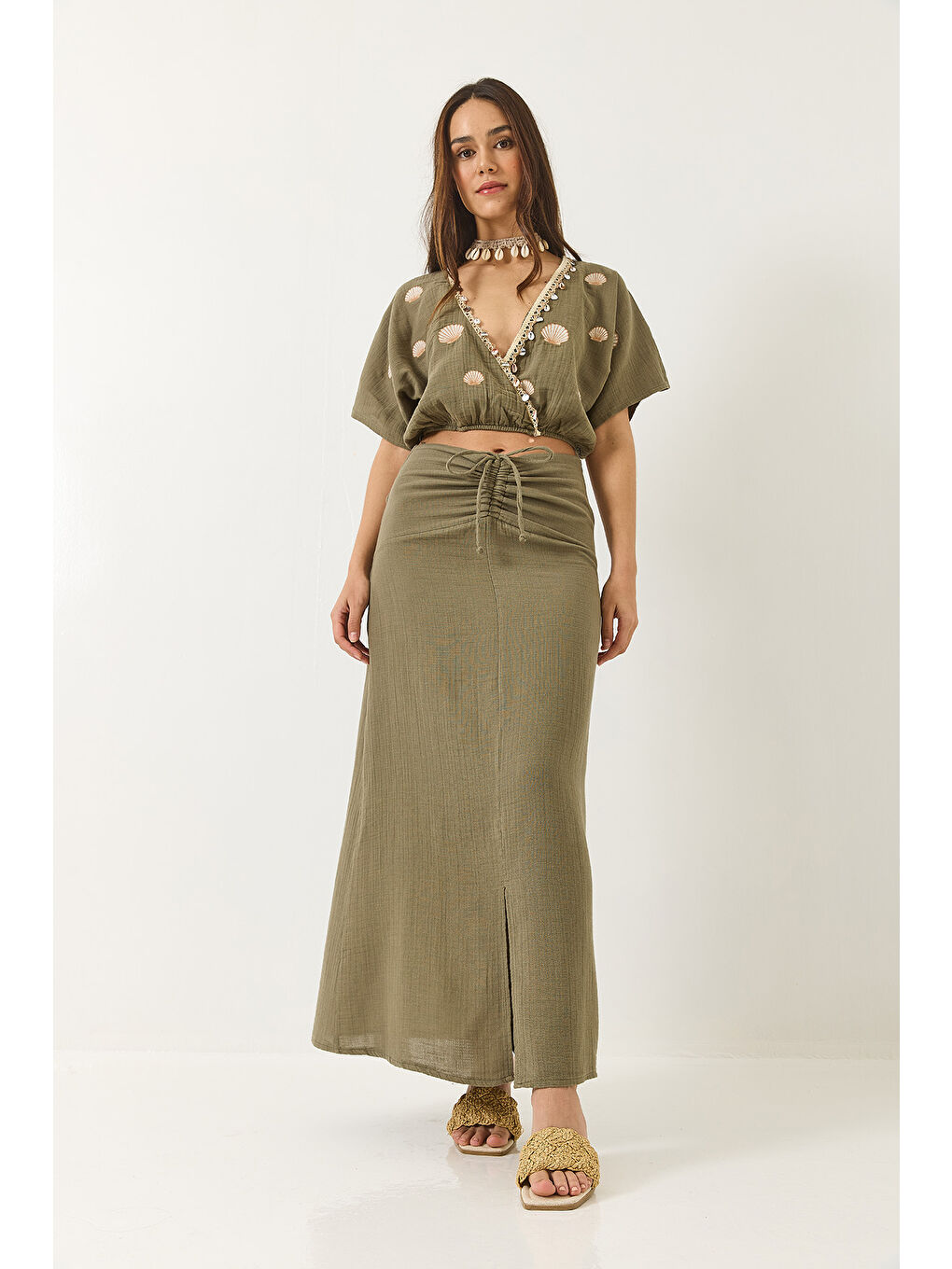 Haki Kadın Beli Büzgülü Yırtmaçlı Astarlı Nakışlı Deniz Kabuğu Detaylı Alt-Üst Takım-1