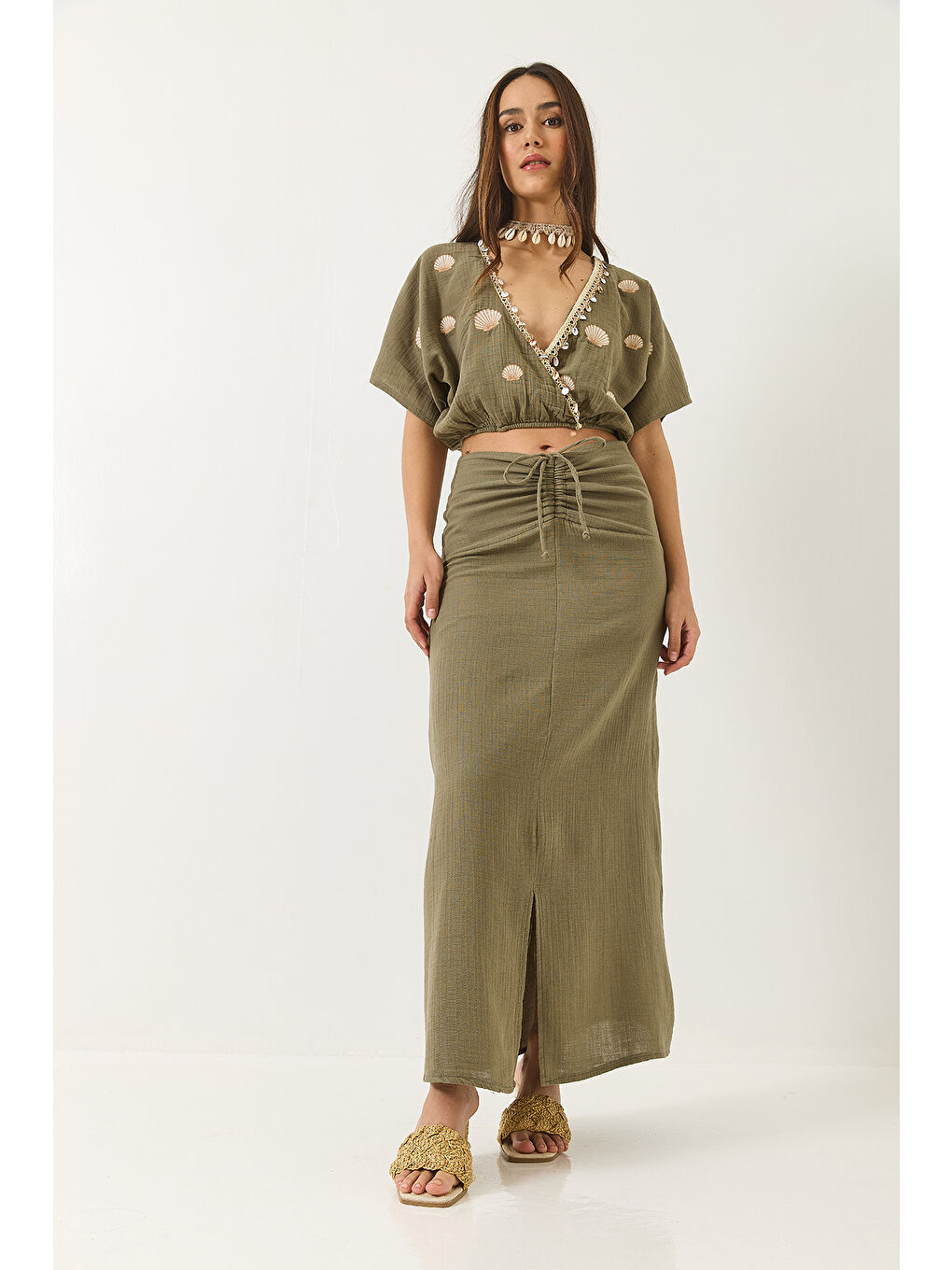 Haki Kadın Beli Büzgülü Yırtmaçlı Astarlı Nakışlı Deniz Kabuğu Detaylı Alt-Üst Takım-2