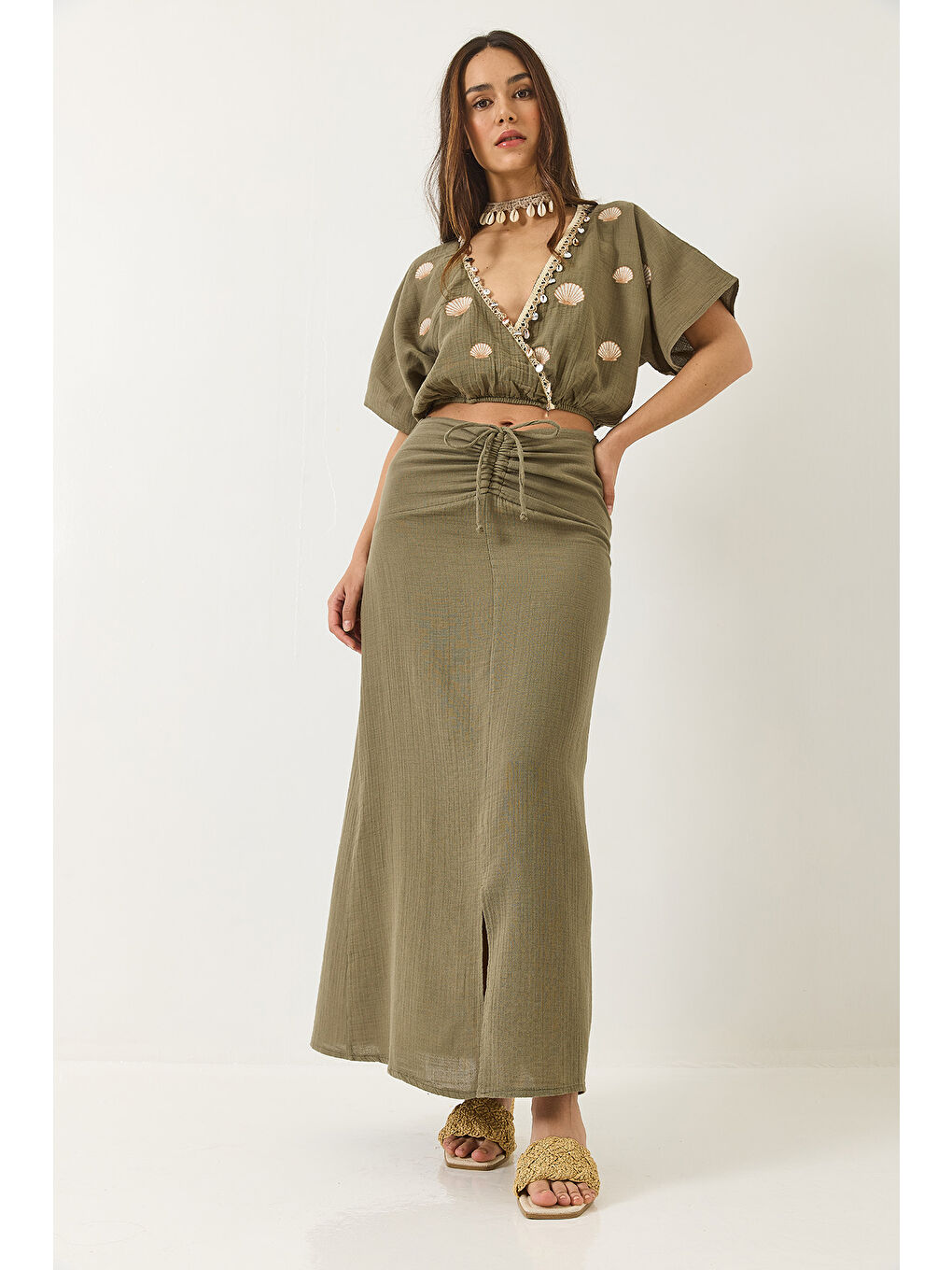 Haki Kadın Beli Büzgülü Yırtmaçlı Astarlı Nakışlı Deniz Kabuğu Detaylı Alt-Üst Takım-3