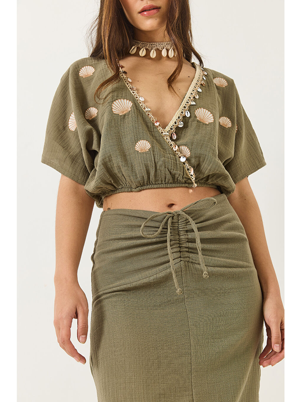 Haki Kadın Beli Büzgülü Yırtmaçlı Astarlı Nakışlı Deniz Kabuğu Detaylı Alt-Üst Takım-4