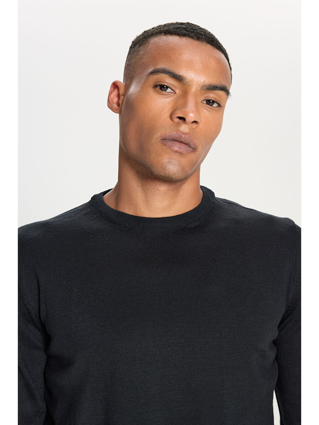 Erkek Siyah Standart Fit Normal Kesim Bisiklet Yaka Triko Kazak-3