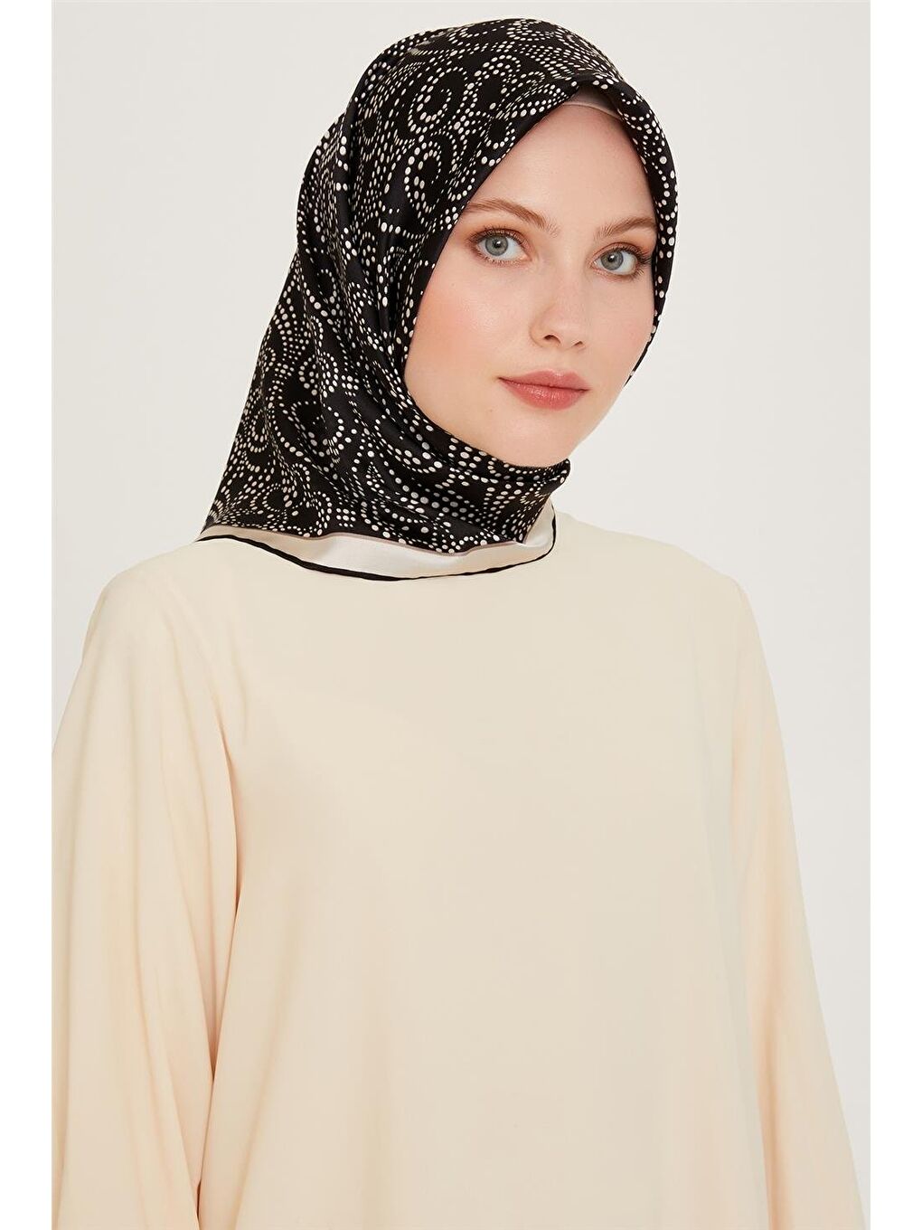 Siyah Klasik Desenli Sura Saf İpek Eşarp 9246D 06