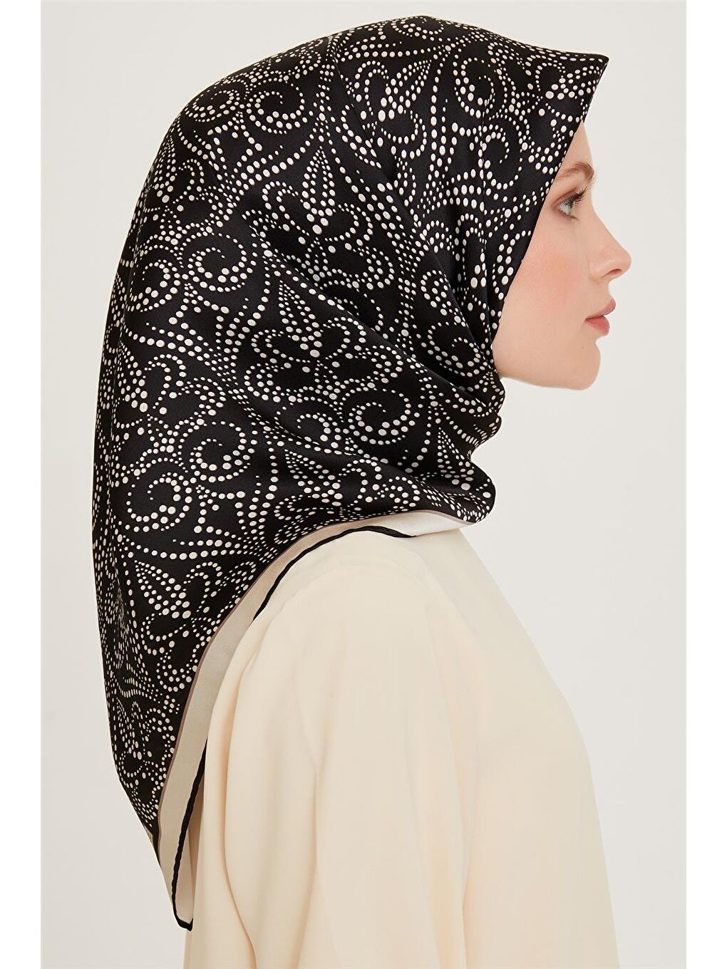 Siyah Klasik Desenli Sura Saf İpek Eşarp 9246D 06-1