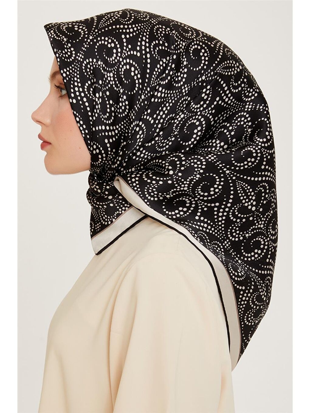 Siyah Klasik Desenli Sura Saf İpek Eşarp 9246D 06-2