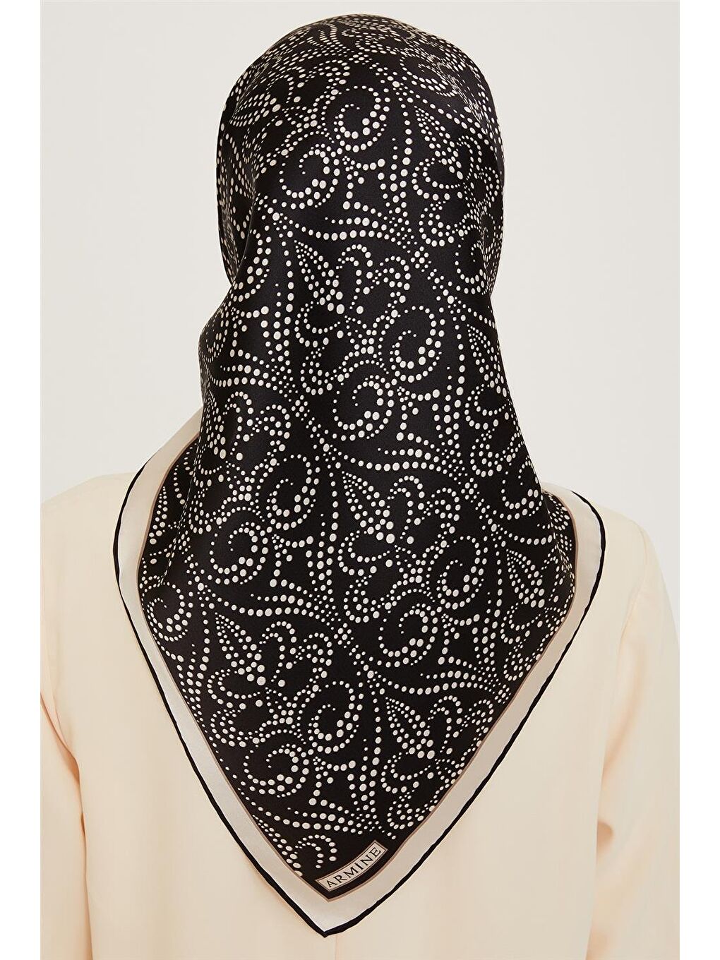 Siyah Klasik Desenli Sura Saf İpek Eşarp 9246D 06-3