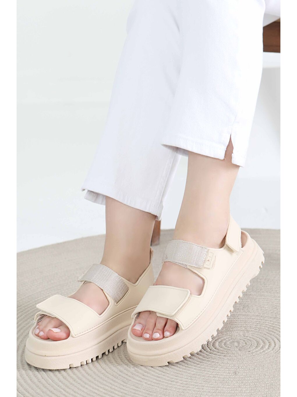 Kadın Bej Cırt Cırtlı Sandalet - 27419-1