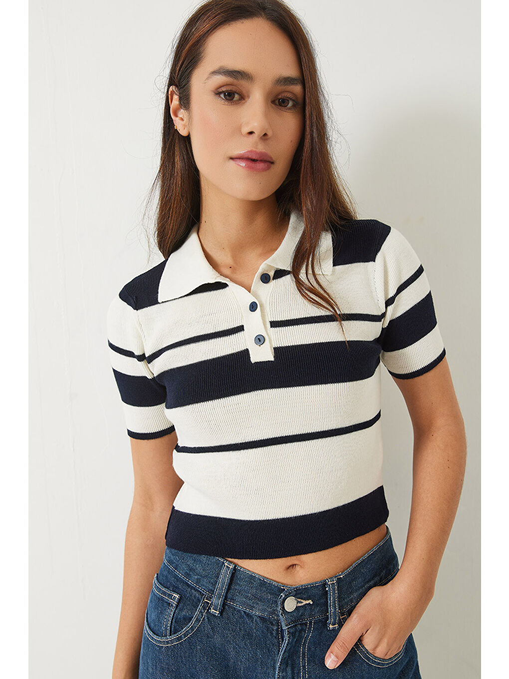 Beyaz Kadın Polo Yaka Kısa Kollu Çizgili Crop T-Shirt