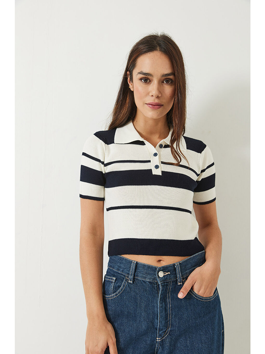 Beyaz Kadın Polo Yaka Kısa Kollu Çizgili Crop T-Shirt-1